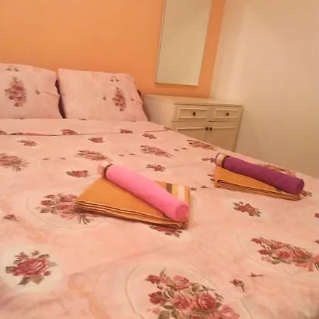 Eva Apartman *