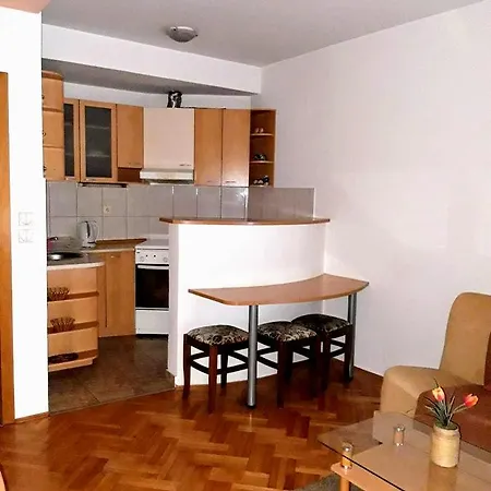 Eva Apartman *